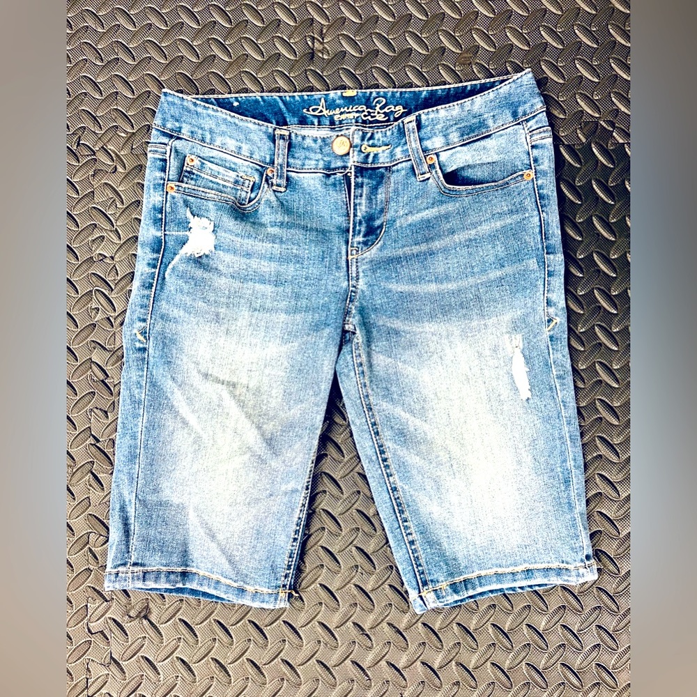 AMERICAN RAG Cropped Pants for Womens. Size Small, Color Denim Blue.